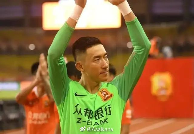 (三)长信中的无情拷问《冬日之光》玛尔塔给托马斯送来了热咖啡，对话中我们得知昨天托马斯接到了她的来信，但他还没来得及阅读。